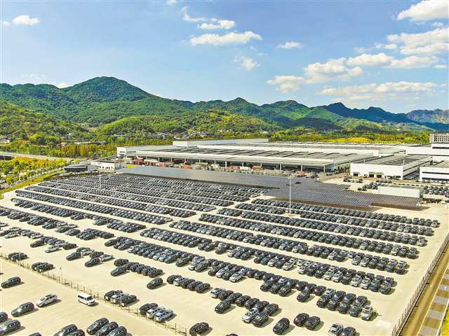 沙坪壩區(qū)賽力斯鳳凰智慧工廠,剛剛下線測試后的問界新M7等待裝車(攝于9月3日,本報(bào)資料圖片)。通訊員 郭晉 攝/視覺重慶