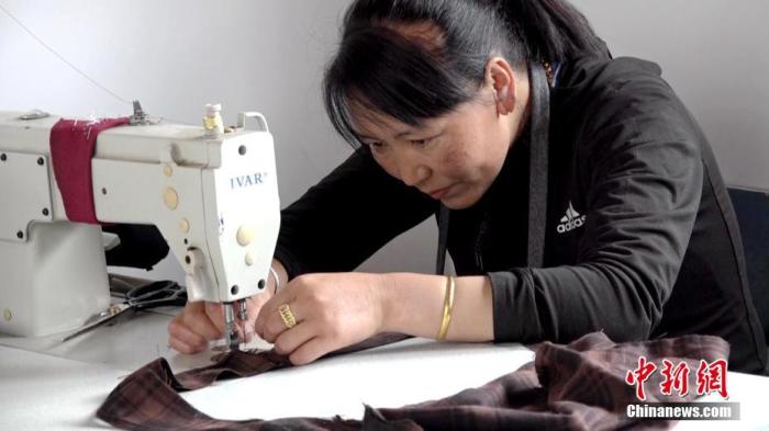 資料圖:拉薩首個(gè)“社區(qū)工廠”為不少城市留守婦女提供就業(yè)崗位,讓她們實(shí)現(xiàn)增收。 <a target='_blank' >中新社</a>記者 貢桑拉姆 攝 點(diǎn)擊進(jìn)入下一頁