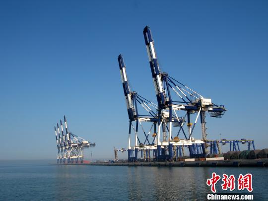 圖為煙臺(tái)保稅港區(qū)一角。 蔡紅文 攝 點(diǎn)擊進(jìn)入下一頁(yè)