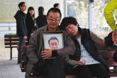 4月13日,陜西咸陽(yáng),魏則西的遺體被推去火化,父母坐在殯儀館外等候。魏則西父親說:“以后只有我們兩個(gè)相依為命了?!? border=