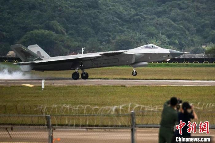殲-20完成飛行展示后降落在航展現(xiàn)場?！￡愺K旻 攝
