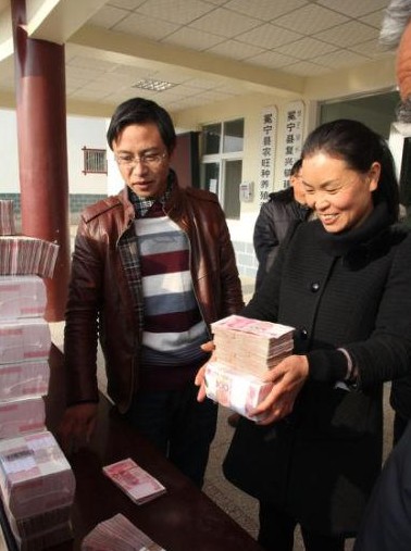 涼山州冕寧縣建設(shè)村給340戶村民分紅，最多的村民領(lǐng)到了30萬