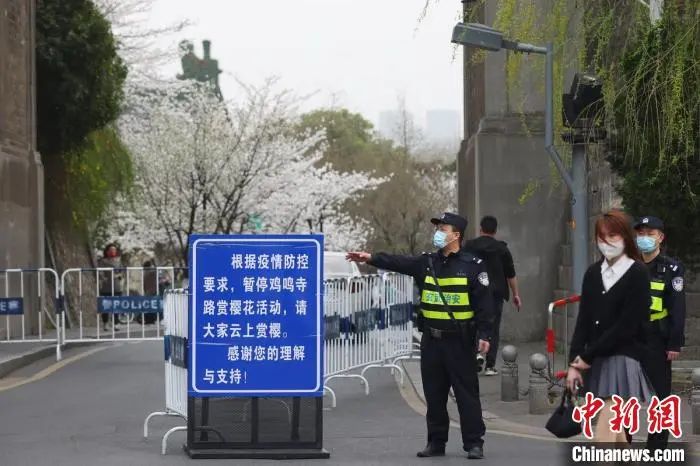 資料圖:3月15日晚,江蘇南京全面收緊疫情防控措施,暫停了幾乎全部線下聚集性活動(dòng)。泱波 攝 點(diǎn)擊進(jìn)入下一頁(yè)