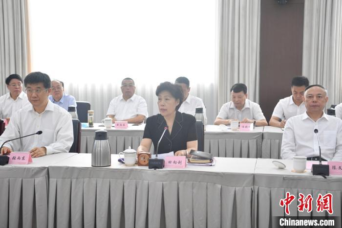 中共四川省委常委、統(tǒng)戰(zhàn)部部長田向利發(fā)表講話?!埨?攝 中共四川省委常委、統(tǒng)戰(zhàn)部部長田向利發(fā)表講話?!埨?攝