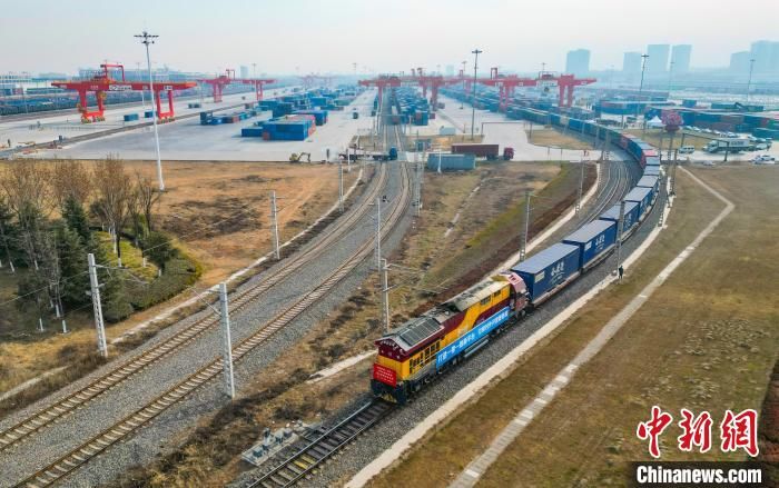 全國(guó)首列全程時(shí)刻表綠色跨境電商專列發(fā)車(chē)。西安浐灞國(guó)際港供圖 全國(guó)首列全程時(shí)刻表綠色跨境電商專列發(fā)車(chē)。西安浐灞國(guó)際港供圖