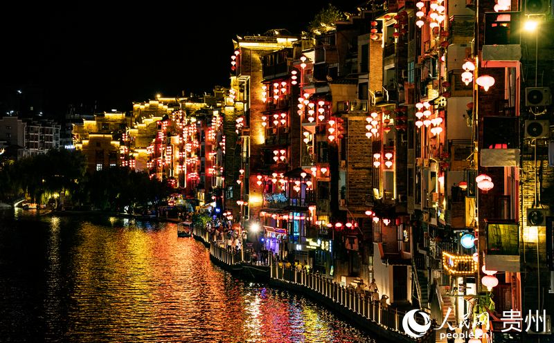 華燈初上,鎮(zhèn)遠(yuǎn)古城兩岸燈火通明。人民網(wǎng) 陽茜攝.jpg 華燈初上,鎮(zhèn)遠(yuǎn)古城兩岸燈火通明。人民網(wǎng) 陽茜攝.jpg