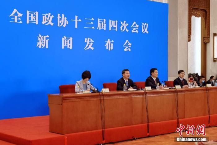 3月3日,全國政協(xié)十三屆四次會議新聞發(fā)布會在北京舉行,大會新聞發(fā)言人郭衛(wèi)民向中外媒體介紹本次大會有關情況并回答記者提問。為有效防控疫情,共同維護公共衛(wèi)生與健康,新聞發(fā)布會采用網絡視頻形式進行。圖為新聞發(fā)布會主會場。<a target='_blank' >中新社</a>發(fā) 鐘欣 攝 點擊進入下一頁