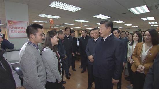 在人民日報社，習(xí)近平與一線編輯記者親切交流。