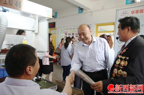 郜廣尉與華亞車間主任金增強(qiáng)(肢殘)握手_副本.jpg