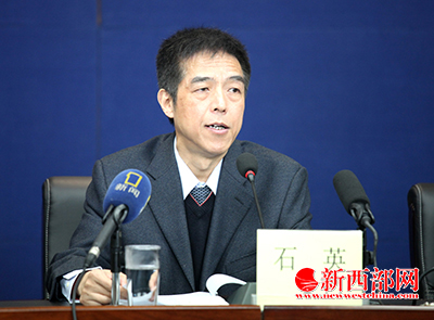 陜西省社科院新聞發(fā)言人??副院長石英介紹??2014年陜西藍(lán)皮書》主要信??jpg