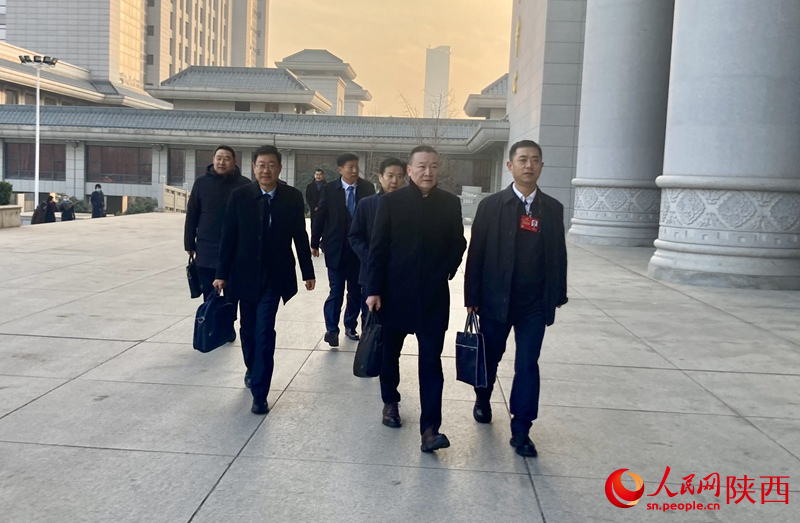 代表委員們步入會(huì)場(chǎng)。人民網(wǎng) 吳德鋒攝
