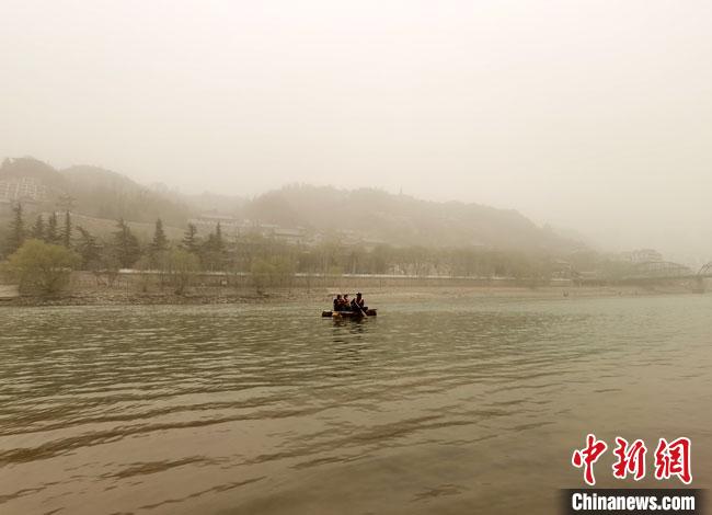 3月16日傍晚,黃河蘭州段被沙塵籠罩,遠(yuǎn)山和建筑若隱若現(xiàn)?!●T志軍 攝 3月16日傍晚,黃河蘭州段被沙塵籠罩,遠(yuǎn)山和建筑若隱若現(xiàn)?!●T志軍 攝