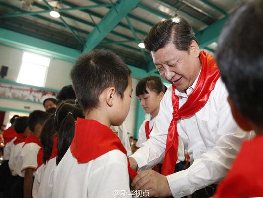 習(xí)近平看望少年兒童 掏錢買文具參加愛(ài)心義賣