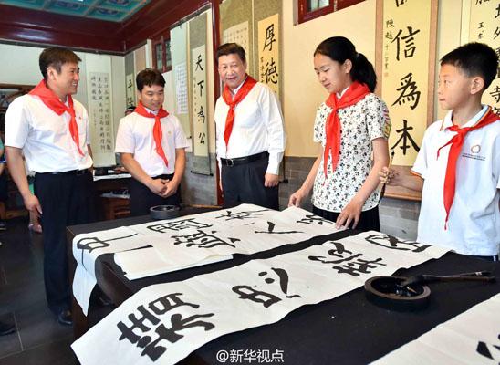 習(xí)近平看望少年兒童 掏錢買文具參加愛(ài)心義賣