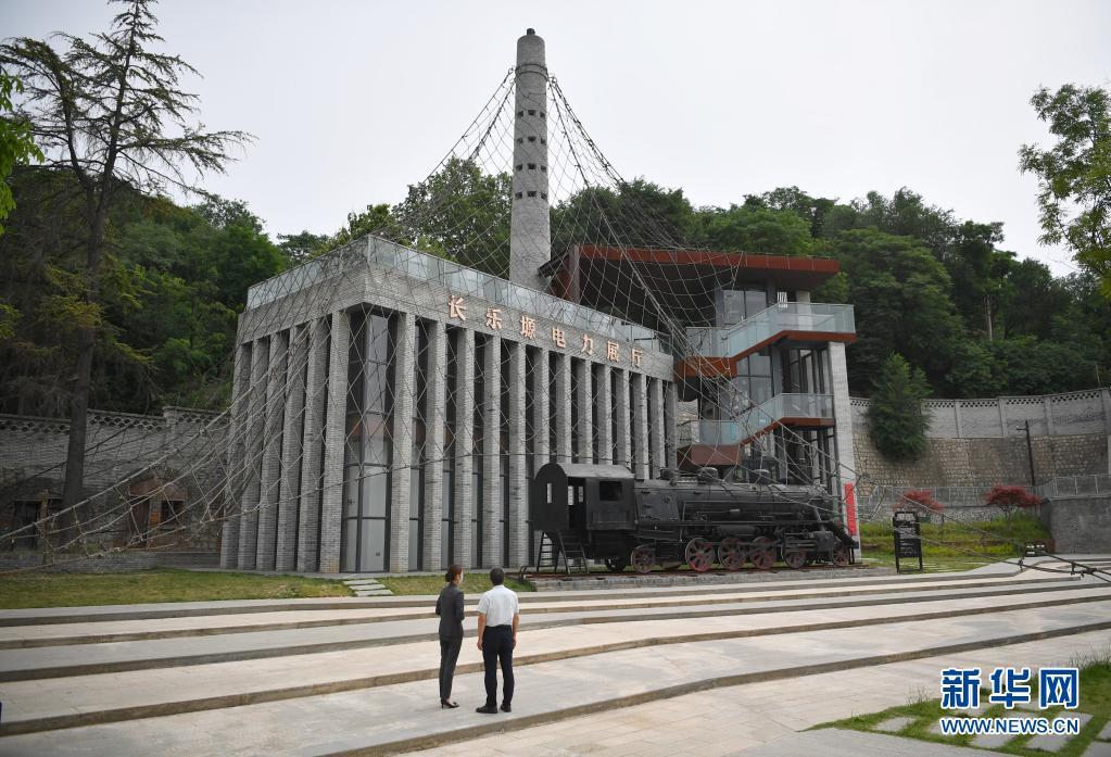6月9日，游客在長樂塬抗戰(zhàn)工業(yè)遺址參觀。