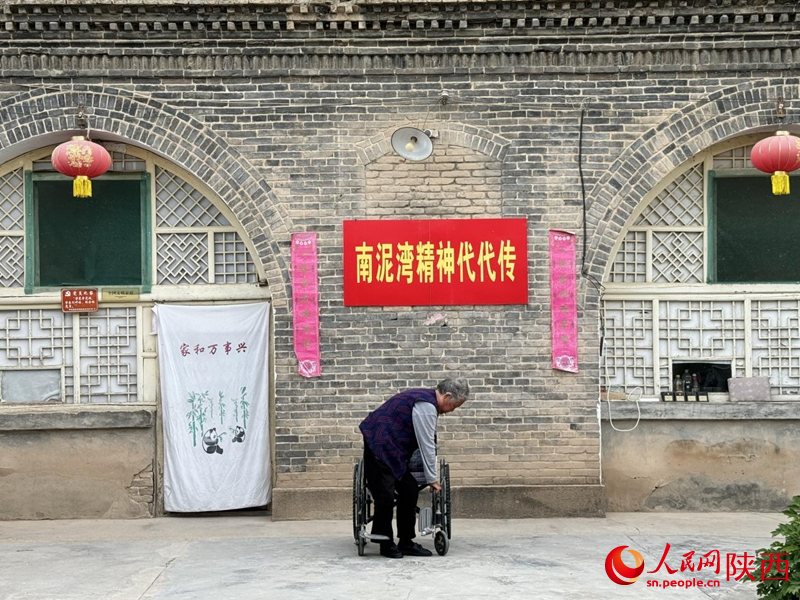 采訪結束,侯秀珍老人目送我們離開?;仡^淚目,拍照留存。人民網記者 賈凱璐攝 采訪結束,侯秀珍老人目送我們離開。回頭淚目,拍照留存。人民網記者 賈凱璐攝