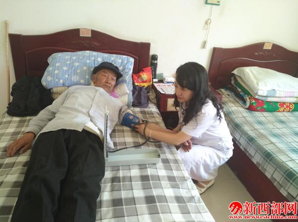 醫(yī)護(hù)人員為幸福院貧困老人量血??jpg