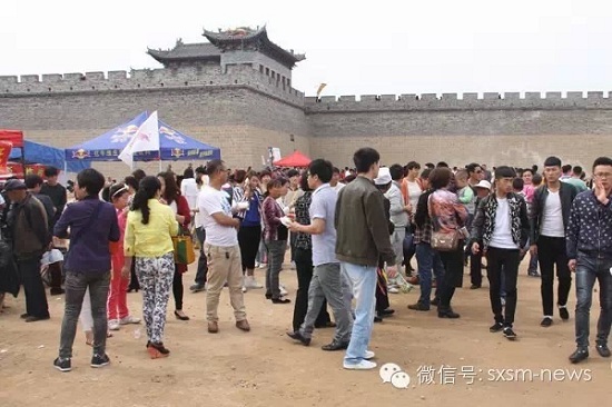 古城外聚集的游客.JPG