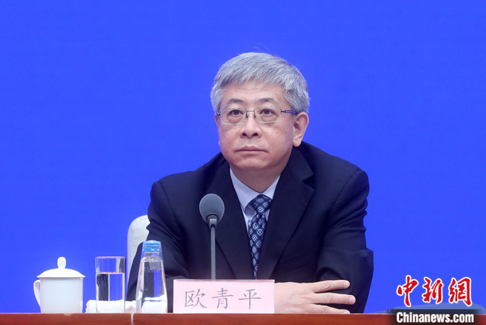 11月19日,國(guó)務(wù)院新聞辦公室在北京舉行新聞發(fā)布會(huì),介紹就業(yè)扶貧實(shí)施有關(guān)工作情況和主要成效。中國(guó)國(guó)務(wù)院扶貧辦公室副主任歐青平表示,2016年到2020年,中國(guó)貧困勞動(dòng)力外出務(wù)工人數(shù)增加了1000多萬(wàn)人。外出務(wù)工涉及到2/3的貧困家庭,這些家庭2/3左右的收入都來(lái)自務(wù)工。<a target='_blank' >中新社</a>記者 張宇 攝 點(diǎn)擊進(jìn)入下一頁(yè)