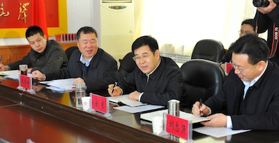 2014????日,省委常委、省委政法委書記安東在榆林市佳縣座談?wù){(diào)研群眾路線教育和??三官????”進社區(qū)等工??JPG