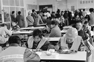 外來務(wù)工人員正在昆明市級機(jī)關(guān)食堂就餐。 楊文明 盧洪清攝影報(bào)道