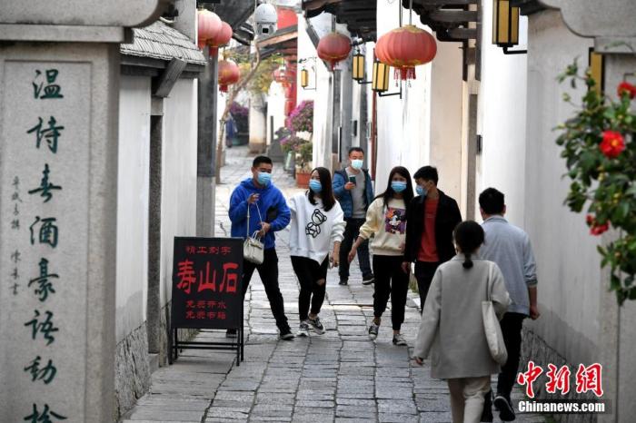 資料圖為游客逛三坊七巷。 王東明 攝 點(diǎn)擊進(jìn)入下一頁