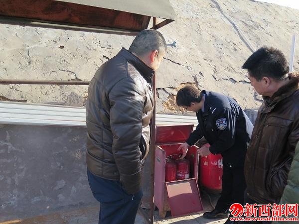 大柳塔派出所民警對煤礦消防設備進行查??jpg