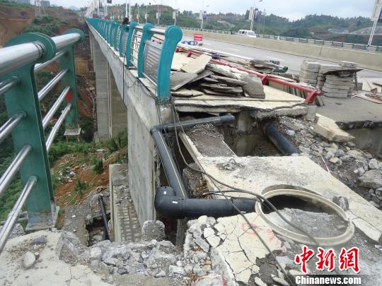圖為破損的橋面在進(jìn)行檢修?!埖だ驍z