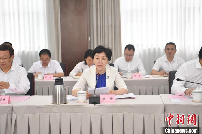 中共重慶市委常委、統(tǒng)戰(zhàn)部部長李靜發(fā)表講話?!埨?攝 中共重慶市委常委、統(tǒng)戰(zhàn)部部長李靜發(fā)表講話?!埨?攝