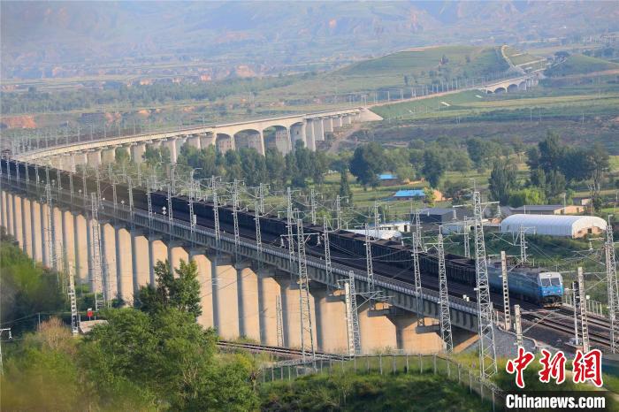 圖為火車行駛在浩吉鐵路上?!≈炜△?攝 圖為火車行駛在浩吉鐵路上?!≈炜△?攝