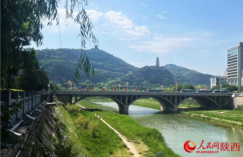 寶塔山疊翠如詩,延河水畔,草清岸綠。人民網記者 鄧楠攝 寶塔山疊翠如詩,延河水畔,草清岸綠。人民網記者 鄧楠攝