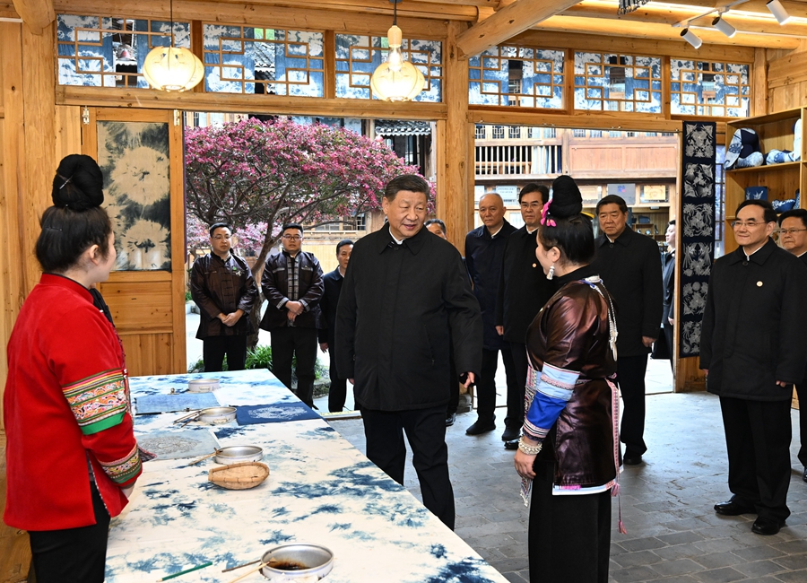 2025年3月17日下午，習(xí)近平在黔東南州黎平縣肇興侗寨侗鄉(xiāng)特色產(chǎn)業(yè)基地考察。新華社記者 謝環(huán)馳 攝