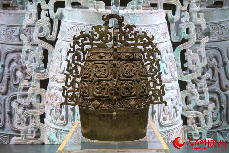 珍寶館首展展出的國家一級文物、青銅禮器秦公镈。張嘉琪攝