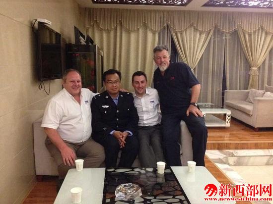 外國(guó)友人與民警李彥鵬合影留念.png