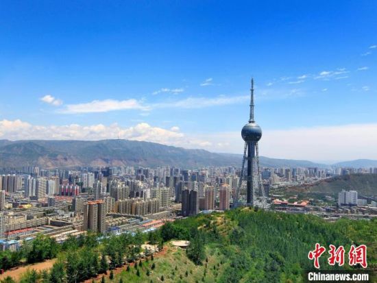資料圖為快速發(fā)展中的西寧市一隅。黎曉剛 攝