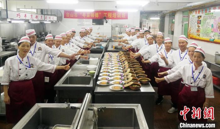 2019年廣西大新縣組織貧困戶參加“粵菜師傅”培訓(xùn),學(xué)習(xí)烹飪技術(shù)。廣西扶貧辦供圖 點(diǎn)擊進(jìn)入下一頁