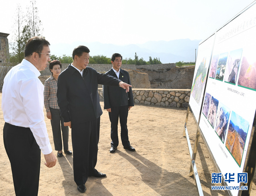 6月8日至10日,中共中央總書記、國家主席、中央軍委主席習(xí)近平在寧夏考察。這是6月9日下午,習(xí)近平在銀川市西夏區(qū)賀蘭山東麓,聽取賀蘭山生態(tài)保護(hù)和環(huán)境綜合整治情況匯報(bào)。 新華社記者 謝環(huán)馳 攝 6月8日至10日,中共中央總書記、國家主席、中央軍委主席習(xí)近平在寧夏考察。這是6月9日下午,習(xí)近平在銀川市西夏區(qū)賀蘭山東麓,聽取賀蘭山生態(tài)保護(hù)和環(huán)境綜合整治情況匯報(bào)。 新華社記者 謝環(huán)馳 攝
