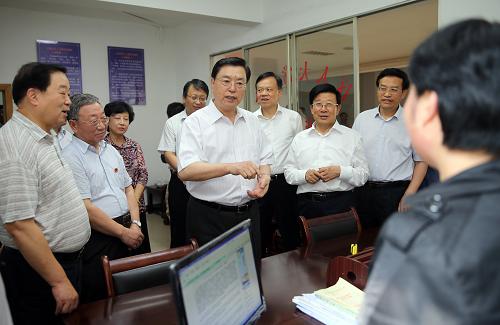 這是9月10日,張德江來到畢節(jié)七星關(guān)區(qū)人大機關(guān),了解人大基層工作開展情況。