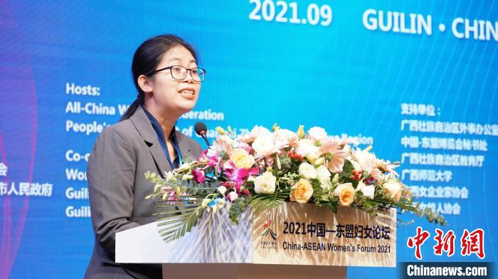 9月12日,緬甸駐華大使館副館長(zhǎng)、公使銜參贊辛瑪推女士在2021中國-東盟婦女論壇上致辭。 蔣豐慧 攝 9月12日,緬甸駐華大使館副館長(zhǎng)、公使銜參贊辛瑪推女士在2021中國-東盟婦女論壇上致辭?!∈Y豐慧 攝
