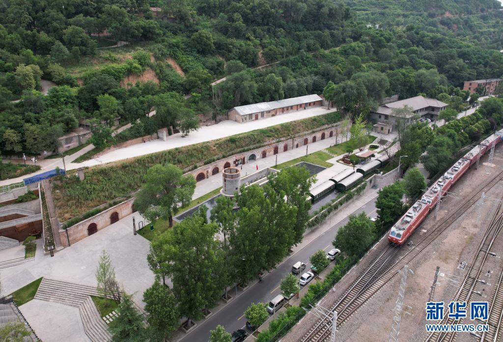 隴海鐵路旁的長樂塬抗戰(zhàn)工業(yè)遺址“窯洞工廠”（6月9日攝，無人機照片）。