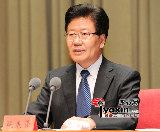圖為12月25日，自治區(qū)黨委經(jīng)濟(jì)工作會(huì)議在烏魯木齊舉行。中共中央政治局委員、自治區(qū)黨委書記張春賢在會(huì)上發(fā)表重要講話。亞心網(wǎng)記者李雄心攝
