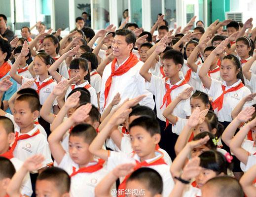 習(xí)近平看望少年兒童 掏錢買文具參加愛(ài)心義賣