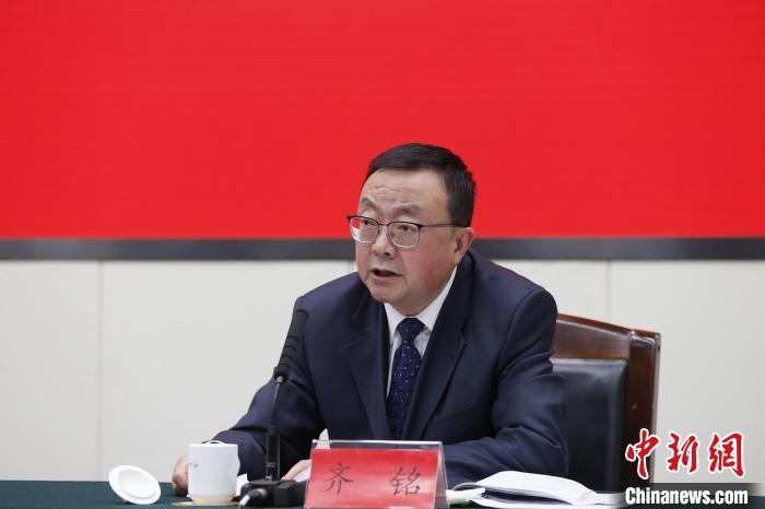 圖為青海省生態(tài)環(huán)境廳黨組成員、副廳長齊銘回答記者提問?!●R銘言 攝 圖為青海省生態(tài)環(huán)境廳黨組成員、副廳長齊銘回答記者提問?!●R銘言 攝
