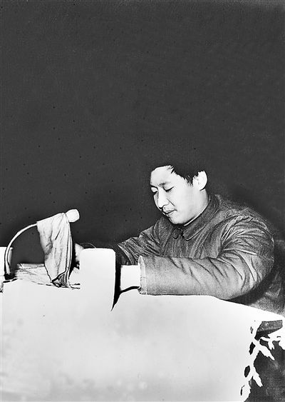1983年12月22日，時任中共正定縣委書記習(xí)近平在發(fā)展商品生產(chǎn)三級干部會上講話。