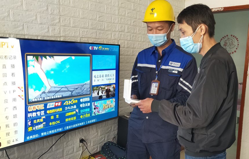 中國(guó)電信智慧工程師上門為用戶安裝千兆光寬帶。鐘揚(yáng)勇 中國(guó)電信智慧工程師上門為用戶安裝千兆光寬帶。鐘揚(yáng)勇