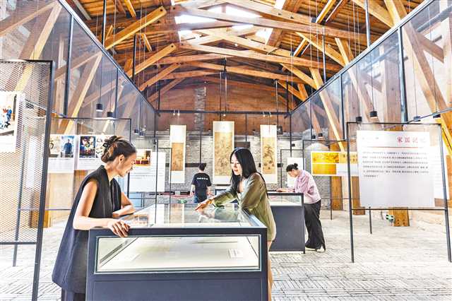 六月十日，在重慶市南岸區(qū)，游客在重慶故宮文物南遷紀(jì)念館展廳內(nèi)參觀。 新華社發(fā)