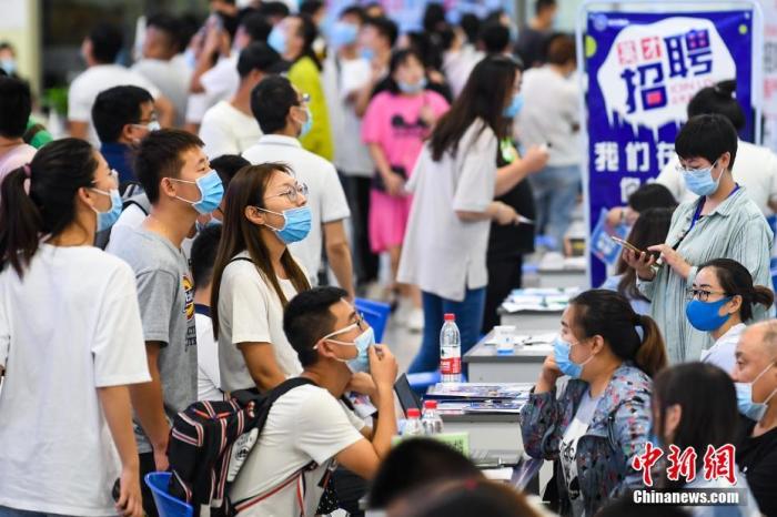 資料圖:求職者在會場尋覓工作崗位。<a target='_blank' href='/'>中新社</a>記者 武俊杰 攝 資料圖:求職者在會場尋覓工作崗位。<a target='_blank' href='/'>中新社</a>記者 武俊杰 攝