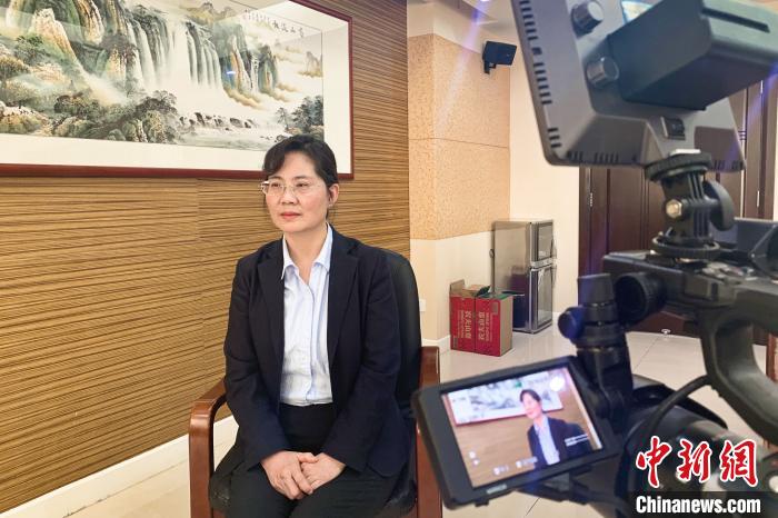 方敏接受記者采訪?!±钆迳?攝 方敏接受記者采訪?!±钆迳?攝