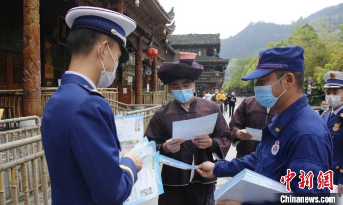 資料圖為黔東南州消防救援支隊(duì)在村寨中展開消防宣傳?!∏瓥|南州消防救援支隊(duì)供圖 攝 資料圖為黔東南州消防救援支隊(duì)在村寨中展開消防宣傳?!∏瓥|南州消防救援支隊(duì)供圖 攝