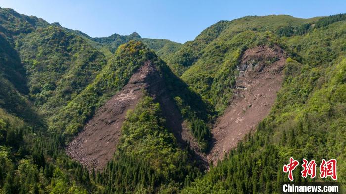 此次地震震中受損的山體?!⒅铱?攝 此次地震震中受損的山體?!⒅铱?攝